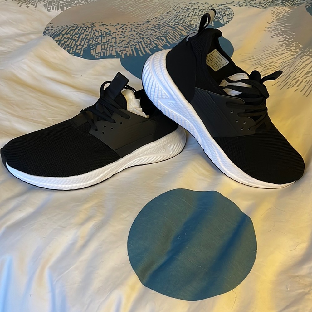NWT Loom Waterproof Sneakers